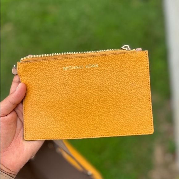 Authentic Michael KORS Charlotte Medium Saffiano Leather 2-in-1 Tote Bag - Picture 7 of 8